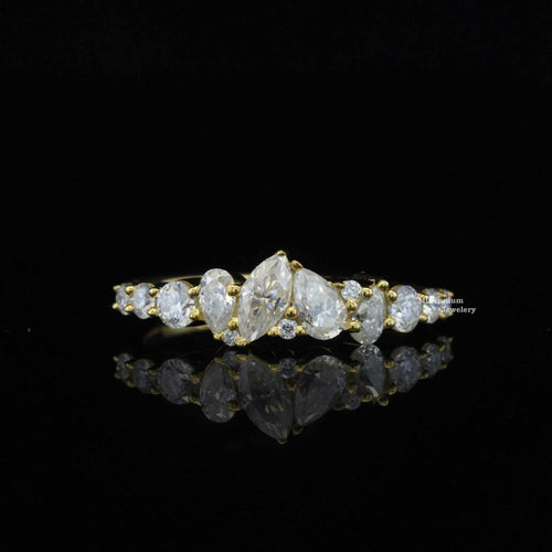 https://cdn.shopify.com/s/files/1/0571/2825/5601/files/MoissaniteRing1_00a356f9-6a9b-4b29-9e4b-c56e10138d50.jpg?v=1744976722