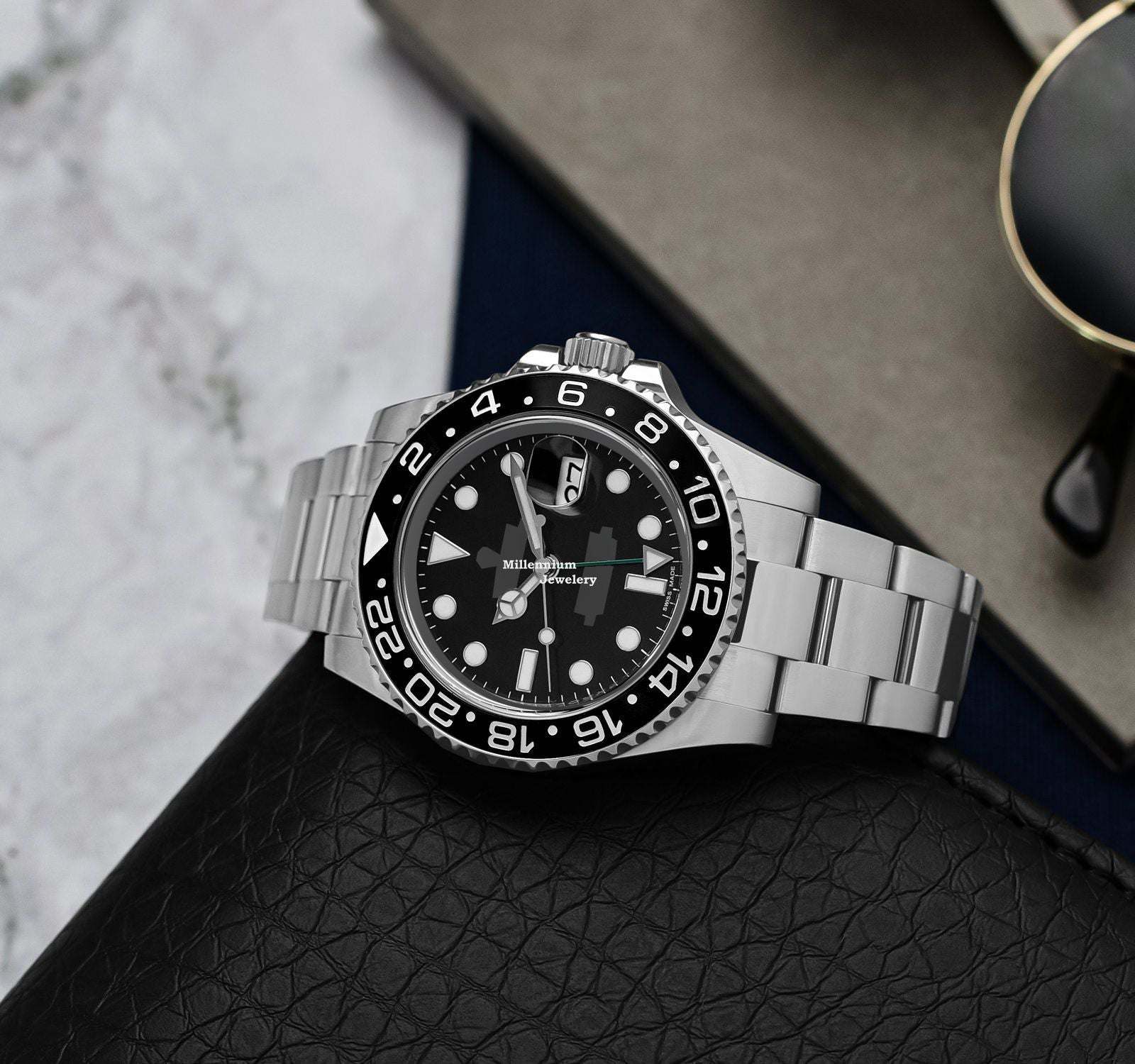 https://cdn.shopify.com/s/files/1/0571/2825/5601/files/Rolex116710LN.jpg?v=1735031564