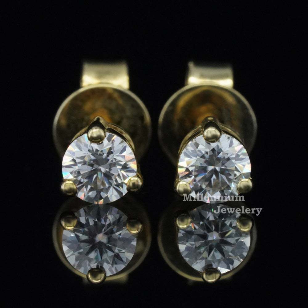 https://cdn.shopify.com/s/files/1/0571/2825/5601/files/moissaniteearrings1_9782e327-db72-4fc2-94e5-09e7cf9a6c11.jpg?v=1745058827