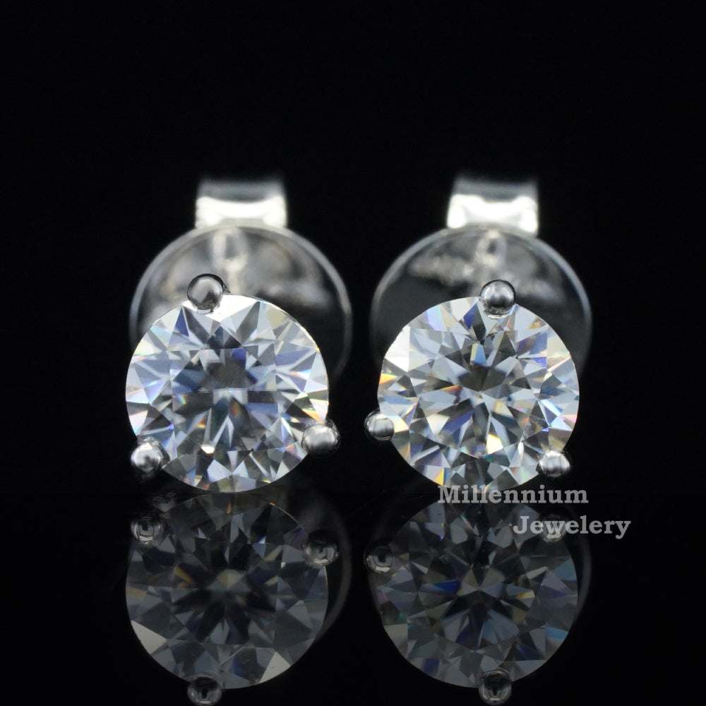 https://cdn.shopify.com/s/files/1/0571/2825/5601/files/moissaniteearrings_ea307cf7-90c8-4e26-ac27-5e748e35f51e.jpg?v=1745059247
